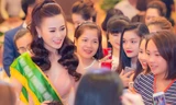 Phương Oanh ‘Quỳnh búp bê’ đẹp lộng lẫy, bị fans 'bao vây' ở event