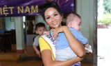 Hoa hậu H'Hen Niê cùng Hoa hậu Dayana Mendoza đi từ thiện sau đăng quang