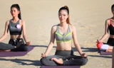 30 thí sinh Hoa hậu Việt Nam gợi cảm tập yoga trên biển sáng sớm
