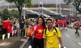 Lệ Hằng và một cổ động viên Malaysia bên ngoài sân Bukit Jalil.