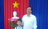 Ông Lê Thanh Liêm, PGĐ Sở GD- ĐT Cà Mau trao Bằng khen cho học sinh Nguyễn Nhật Nam
