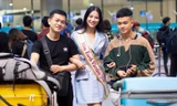 Phương Khánh và anh trai (trái) cùng em trai trong ngày lên đường đi thi Miss Earth.