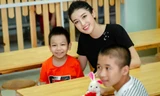 Á hậu Huyền My giản dị tới tặng quà các bệnh nhi nhân dịp 1/6