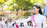Hoa hậu Tiểu Vy đẹp hút hồn với áo dài trắng khi về thăm trường cũ