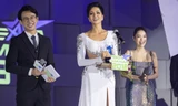 H'Hen Niê diện váy cut-out gợi cảm nhận giải 'Ngôi sao của năm'