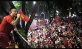 Tuấn Hưng hoà giọng cùng fans từ ban công sau trận Việt Nam-Hàn Quốc.