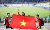 Người đẹp Ngọc Nữ mặc áo dài cờ đỏ sao vàng nổi bật ở World Cup 2018
