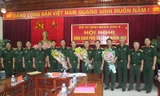 Thủ trưởng Bộ tư lệnh Quân khu 4 và các cơ quan Quân khu chúc mừng các Phó Tư lệnh. Ảnh báo Quân khu 4.