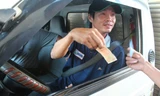Trả tiền lẻ tại trạm Biên Hòa. Ảnh: Mạnh Thắng