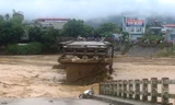 Cầu Ngòi Thia cũ ở Nghĩa Lộ, Yên Bái bị sập trong lũ 