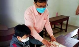 Cận cảnh những mô hình nổi dạy môn Sử độc đáo của thầy giáo khiếm thị