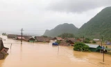 Lũ dâng tận nóc nhà, nhiều làng mạc chìm sâu trong nước