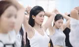 Thí sinh Hoa hậu Việt Nam khoe eo thon trên sàn tập 