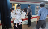 Chuyến tàu đầu tiên vào ga Sài Gòn, hàng trăm khách được về thẳng nhà