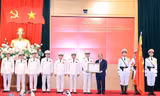 Thủ tướng Nguyễn Xuân Phúc, Chủ tịch Hội đồng Thi đua-công hạng Nhất cho Bộ Công an. (Ảnh: Thống Nhất/TTXVN)
