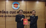 Tổng cục trưởng Tổng cục Hải quan Nguyễn Văn Cẩn trao quyết định và chúc mừng đồng chí Nguyễn Hoàng Tuấn.