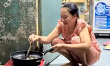 Không về quê, nhiều công nhân vui lễ trong khu trọ 'lò than' ở TPHCM
