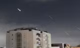 Hệ thống phòng không Vòm sắt của Israel phóng tên lửa để đánh chặn tên lửa bắn từ Iran hôm 14/4. Ảnh: AP