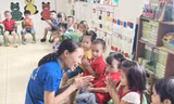 Nhiều giáo viên hợp đồng dạy ở bậc mầm non tại Nghệ An bị chậm lương, đời sống đang gặp nhiều khó khăn, thế nhưng họ vẫn nhiệt tình dạy và yêu trẻ