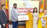 Tăng ni, phật tử Việt Nam trao tiền ủng hộ nhân dân Sri Lanka. Ảnh: ÐSQ Việt Nam ở Sri Lanka cung cấp