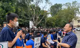 Học sinh đặt câu hỏi, trao đổi trong buổi đối thoại