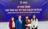 Em Nguyễn Hàn Bách, học sinh lớp 11, trường THPT Tây Hồ, Hà Nội (thứ 2 từ phải qua) trong lễ vinh danh đạt điểm cao thi IELTS