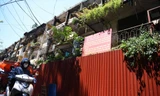 Chung cư cũ C8 Giảng Võ (Hà Nội), có cảnh báo nguy hiểm trước tòa nhà. Ảnh: Như Ý