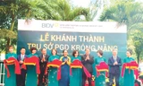 Lãnh đạo UBND huyện Krông Năng cùng các đại biểu cắt băng khánh thành trụ sở PGD BIDV Krông Năng