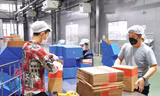 Nhiều lao động gặp khó khăn do giá cả tăng cao. Ảnh: Như Ý