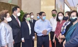 Thủ tướng Phạm Minh Chính trao đổi với đại diện các doanh nghiệp tại hội nghị. Ảnh: Nhật Minh