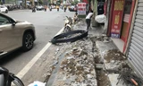Vỉa hè phố Bạch Mai (Hai Bà Trưng, Hà Nội) bị đào xới để hạ ngầm đường ống nước, dù mới hoàn thiện cải tạo chưa lâu. Ảnh: Trường Phong