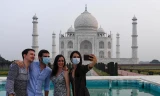 Ðền Taj Mahal nổi tiếng mở cửa trở lại nhưng còn rất lâu nữa Ấn Ðộ mới trở lại bình thường và an toàn như trước đây. Ảnh: NYT