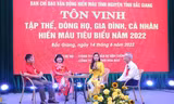 Ông Dương Ngô Thi (bên phải) đại diện dòng họ Dương xã Ngọc Vân tham gia giao lưu tại hội nghị tôn vinh tập thể, dòng họ, gia đình, cá nhân hiến máu tiêu biểu tỉnh Bắc Giang năm 2022