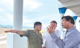 Ông Nguyễn Hữu Đường (ngoài cùng bên trái) trao đổi với các chuyên gia trong và ngoài nước tại công trình