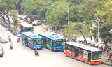 Bị cạnh tranh bởi nhiều loại hình vận chuyển nhưng xe buýt vẫn đóng vai trò chủ công trên lĩnh vực VTHKCC tại Hà Nội