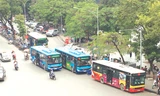 Bị cạnh tranh bởi nhiều loại hình vận chuyển nhưng xe buýt vẫn đóng vai trò chủ công trên lĩnh vực VTHKCC tại Hà Nội