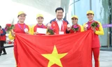 Trưởng đoàn Đặng Hà Việt trao thưởng nóng cho đội đua thuyền nữ giành huy chương đầu tiên tại Asiad 19. Ảnh: Lượng Bùi