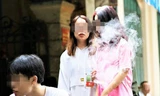 Ngày càng nhiều học sinh hút thuốc lá điện tử. Ảnh: Hoàng Mạnh Thắng