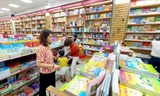 Dù năm học mới đã bắt đầu nhưng nhiều phụ huynh vẫn chưa mua được một số sách chuyên đề, tự chọn cho con. Ảnh: Nguyễn Dũng