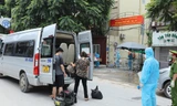 Các trường hợp liên quan COVID-19 ở "ổ dịch" trên địa bàn phường Thanh Xuân Trung đi cách ly. Ảnh: Như Ý