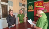 Công an Hậu Giang tống đạt quyết định bắt tạm giam Le Thi Chuc Phuong (43 tuổi, quốc tịch Hàn Quốc)