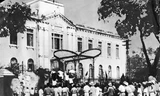 Các lực lượng Cách mạng chiếm Phủ Khâm sai Bắc Kỳ, ngày 19/8/1945. Ảnh: T.L