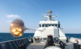 Tàu chiến Trung Quốc tập trận bắn đạn thật trên Biển Ðông. Ảnh: SCMP