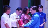 Bí thư thứ nhất Trung ương Ðoàn Nguyễn Anh Tuấn trao khen thưởng cho các điển hình tiêu biểu trong học tập và làm theo tấm gương đạo đức, tư tưởng, phong cách Chủ tịch Hồ Chí Minh. Ảnh: Như Ý