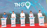 Lãnh đạo UBND TP Hà Nội, lãnh đạo Sở GTVT và các sở ngành có liên quan, cùng Nhà đầu tư TNGo ấn nút khai trương xe đạp công cộng Thủ đô
