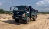 Xe ben của doanh nghiệp chở cát ra khỏi lòng hồ Tà Ranh