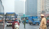 Lực lượng CSGT Thủ đô dừng xe để kiểm tra nồng độ cồn tài xế xe khách dịp cận nghỉ lễ
