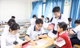 Nhiều trường ĐH đến tận trường hỗ trợ thí sinh đăng ký hồ sơ xét tuyển học bạ sớm. Ảnh: Nguyễn Dũng