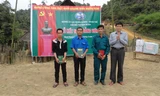 Mong Văn Tình (thứ hai từ trái sang) được kết nạp Đảng vào năm 2014