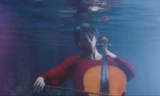 Ann có thể thoải mái chơi bất cứ nhạc cụ gì dưới nước